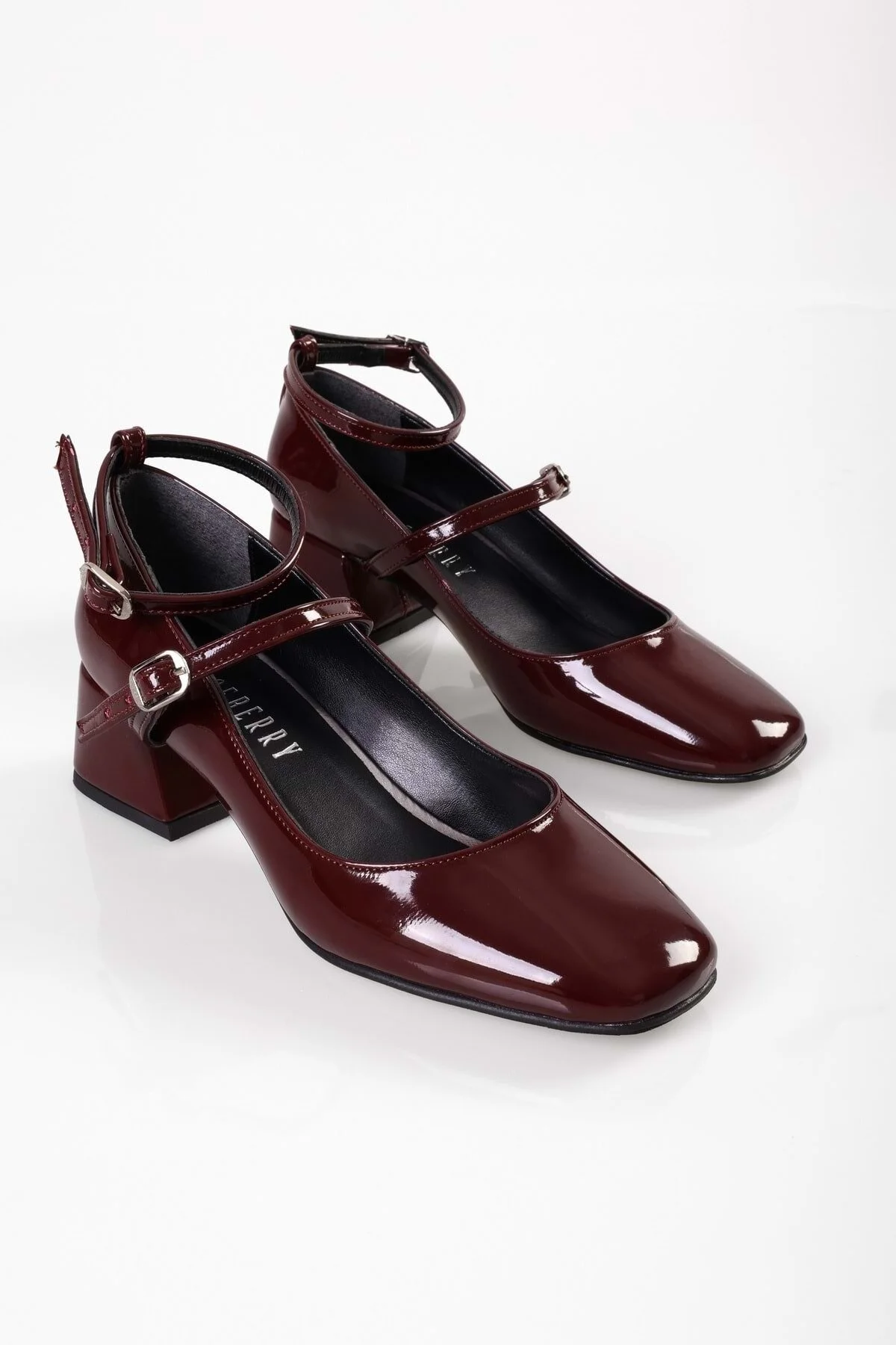Shoeberry  Damenschuhe „Linnie“ aus bordeauxrotem Lackleder mit dickem Absatz