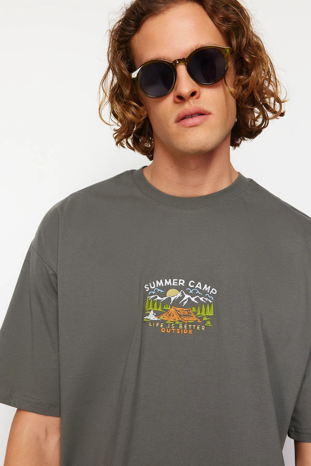 Trendyol Collection  Anthrazitfarbenes, übergroßes/weit geschnittenes, kurzärmliges, landschaftlich besticktes T-Shirt aus 100 % Baumwolle TMNSS23TS00243