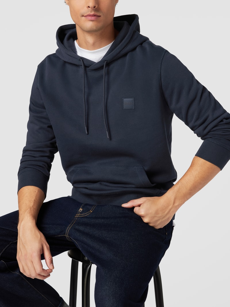Hoodie mit Label-Detail und Känguru-Tasche Modell 'WETALK' in dunkelblau
