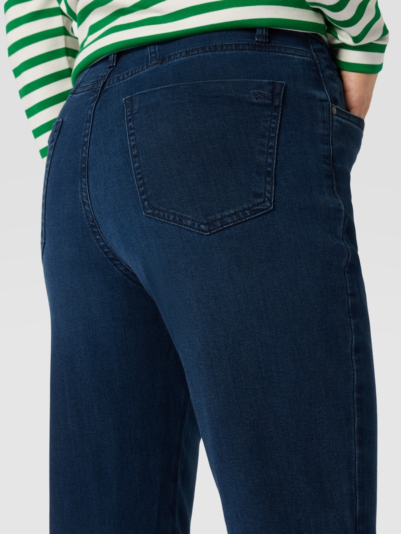 Jeans mit Label-Patch aus Leder Modell 'Carola' in blau