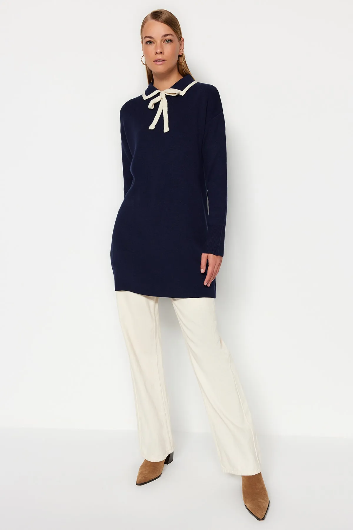 Trendyol Modest  Marineblauer, detaillierter Strickpullover mit Kragen TCTAW24AK00053