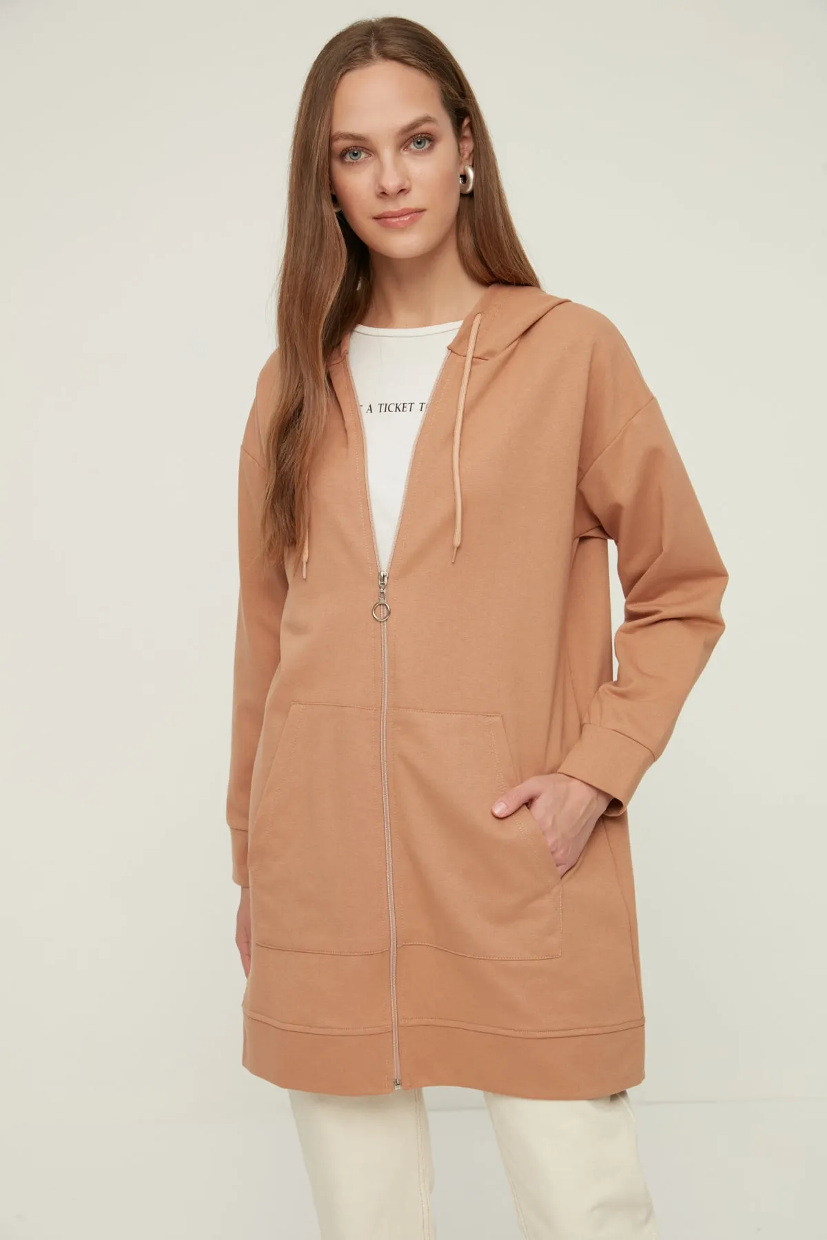 Trendyol Modest  Nerzfarbener Basic-Sweatshirt-Cardigan mit Kapuze und Reißverschluss, weiter Passform, Oversize-Sweatshirt TCTAW22TW0137