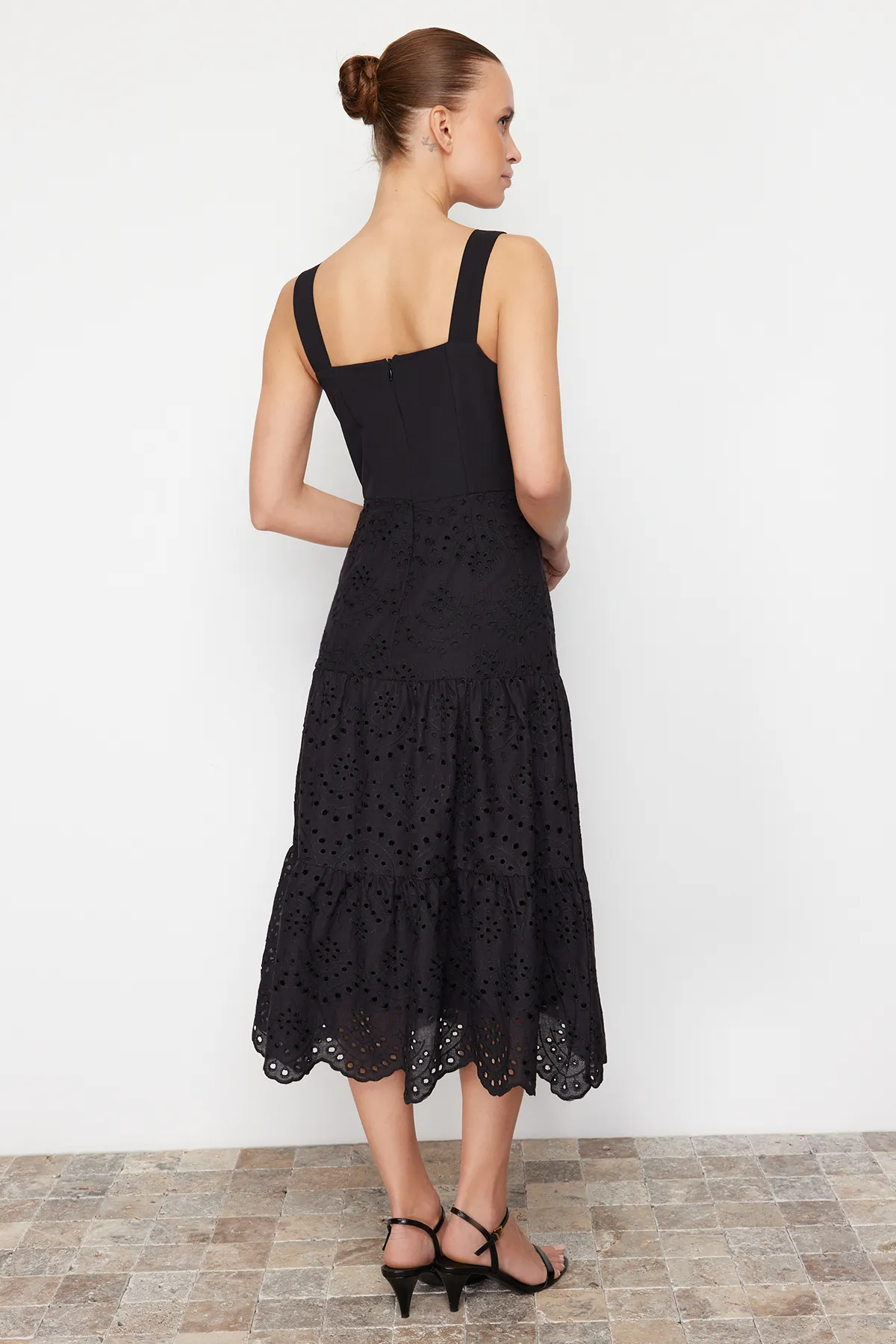 Trendyol Collection  Schwarzes Midikleid mit Taillenöffnung, gefüttert und bestickt, gewebtes Kleid TWOSS23EL00156
