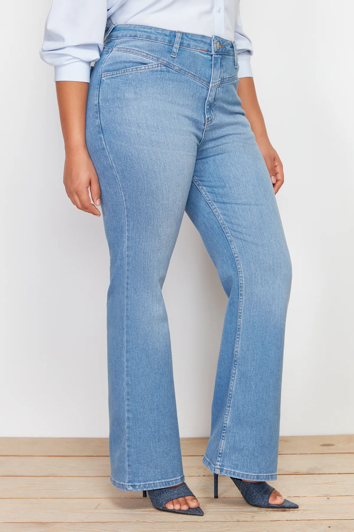 Trendyol Curve  Hellblaue Denim-Jeans im Flare-Fit mit Nähten und detaillierten Details TBBSS24CJ00003