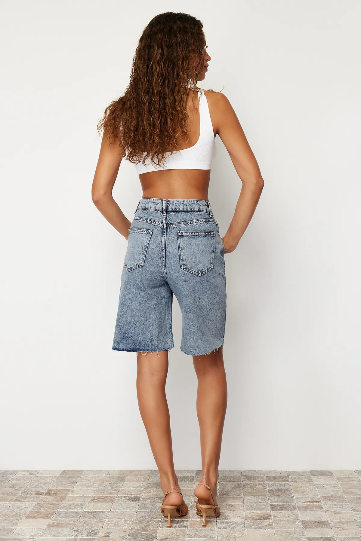 Trendyol Collection  Hellblaue Jeansshorts mit hoher Taille und Bermuda TWOSS24SR00020