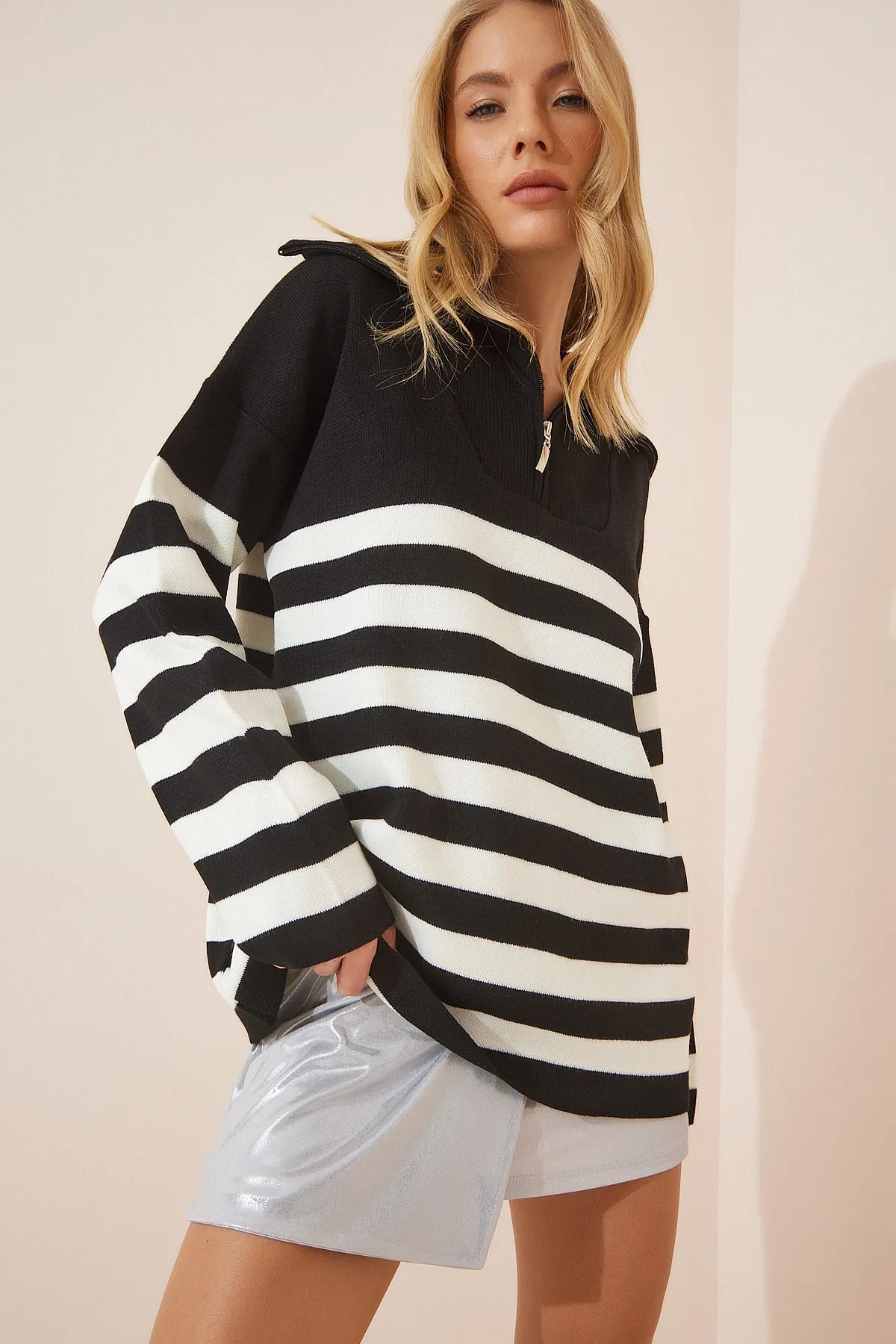 Happiness İstanbul  Weiß-schwarzes Damen-Sweatshirt mit Reißverschluss, Stehkragen, gestreift, übergroß, Strick, BV00009