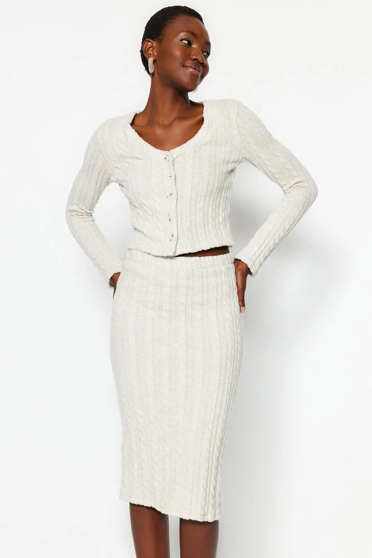 Trendyol Collection  Zweiteiliges Strickset mit V-Ausschnitt, Crop-Top und Midi-Cardigan mit Knopfleiste und Rock aus Stein TWOAW24AU00108