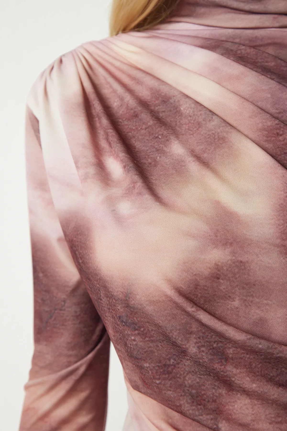 Happiness İstanbul  Puderfarbene, drapierte Sandy-Bluse mit hohem Kragen für Damen FF00138
