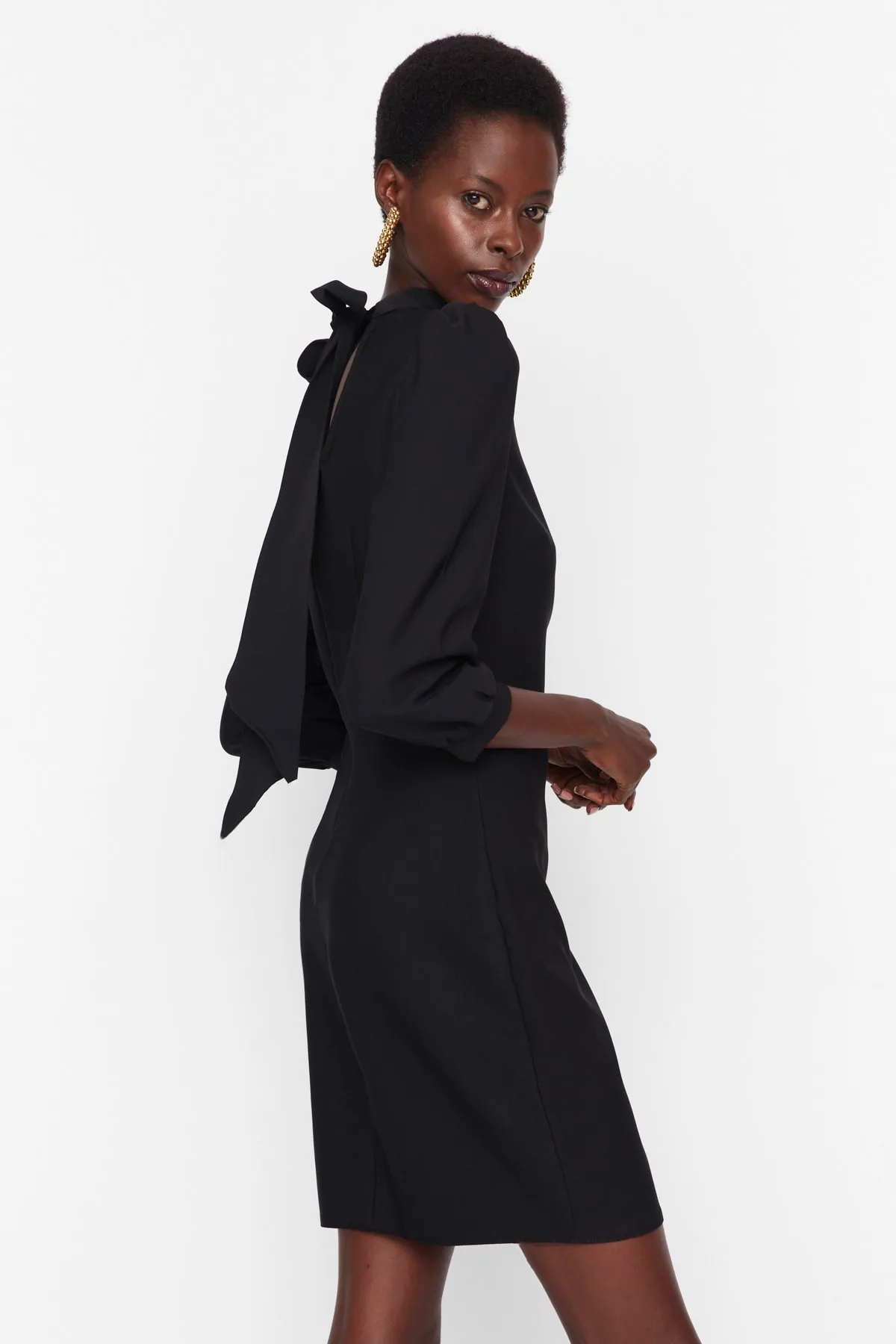 Trendyol Collection  Schwarzes Mini-Webkleid mit hohem Kragen TWOAW20EL1691