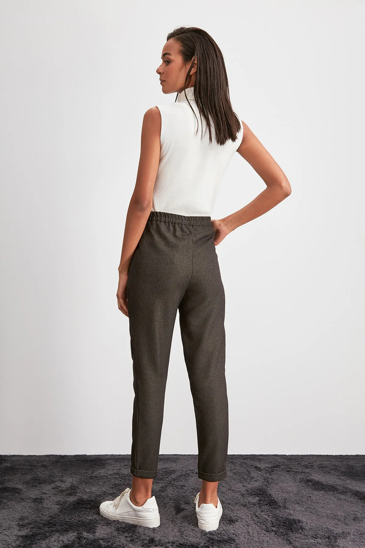 Trendyol Collection  Khakifarbene, schmale, gewebte Hose mit Faltendetails TWOAW20PL0541
