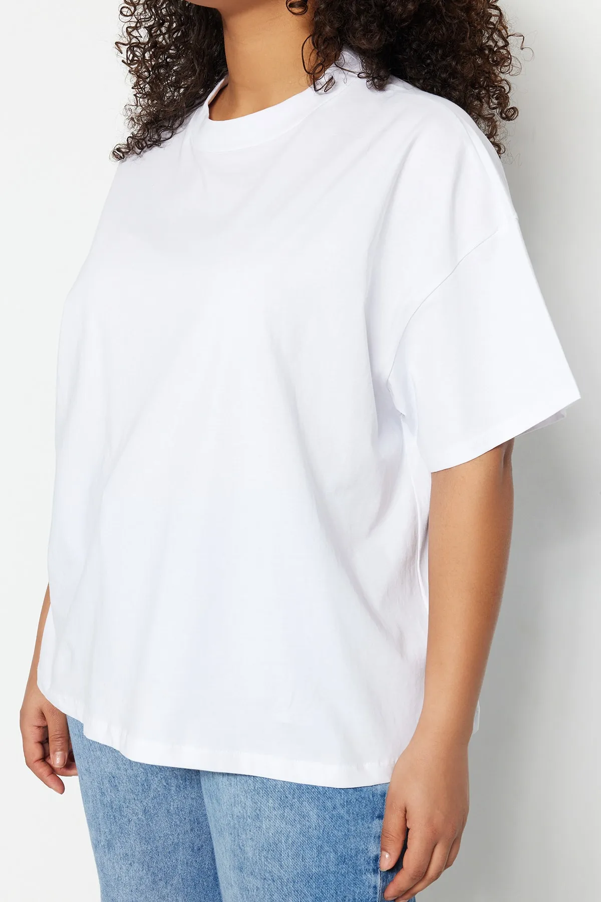 Trendyol Curve  Geripptes, weit geschnittenes Basic-Strick-T-Shirt mit weißem Kragen TBBSS23BF00017