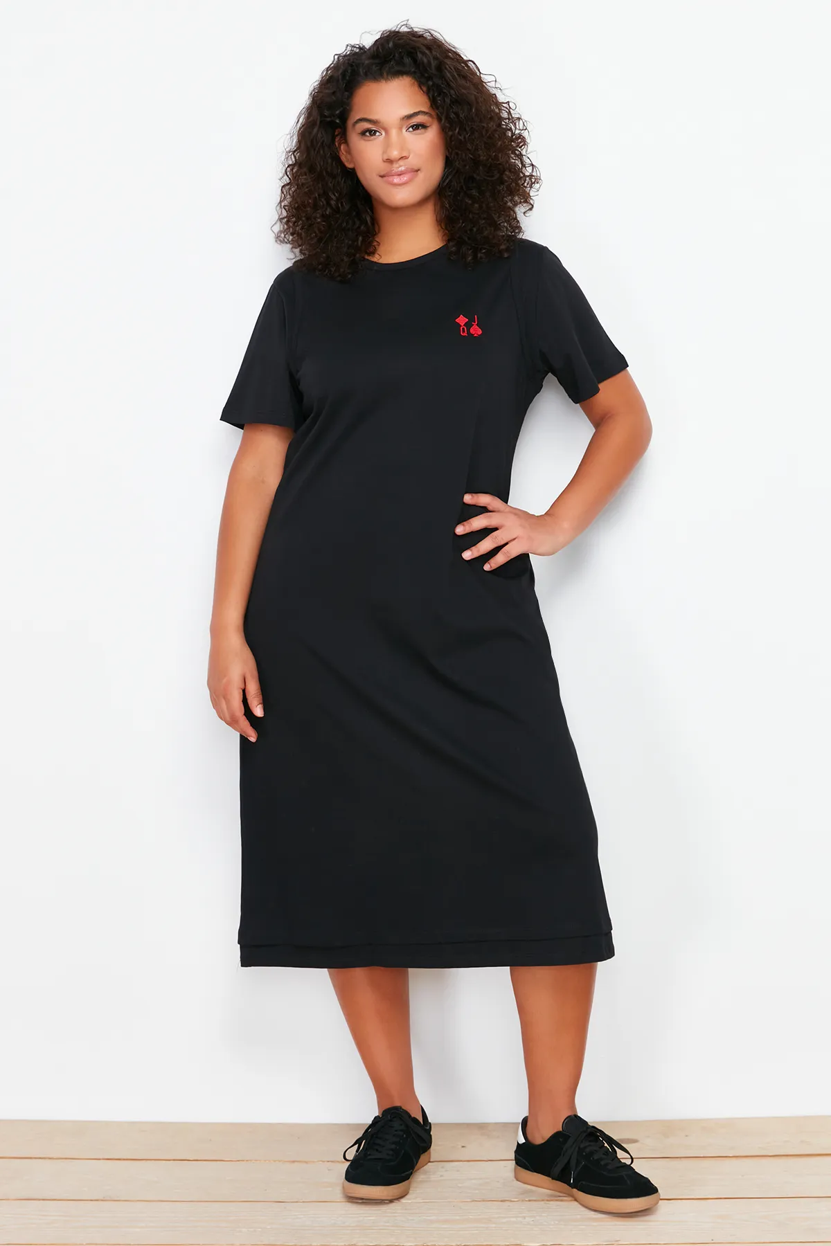 Trendyol Curve  Schwarzes gestricktes T-Shirt-Kleid mit Stickerei und detaillierten Details TBBSS24AH00084