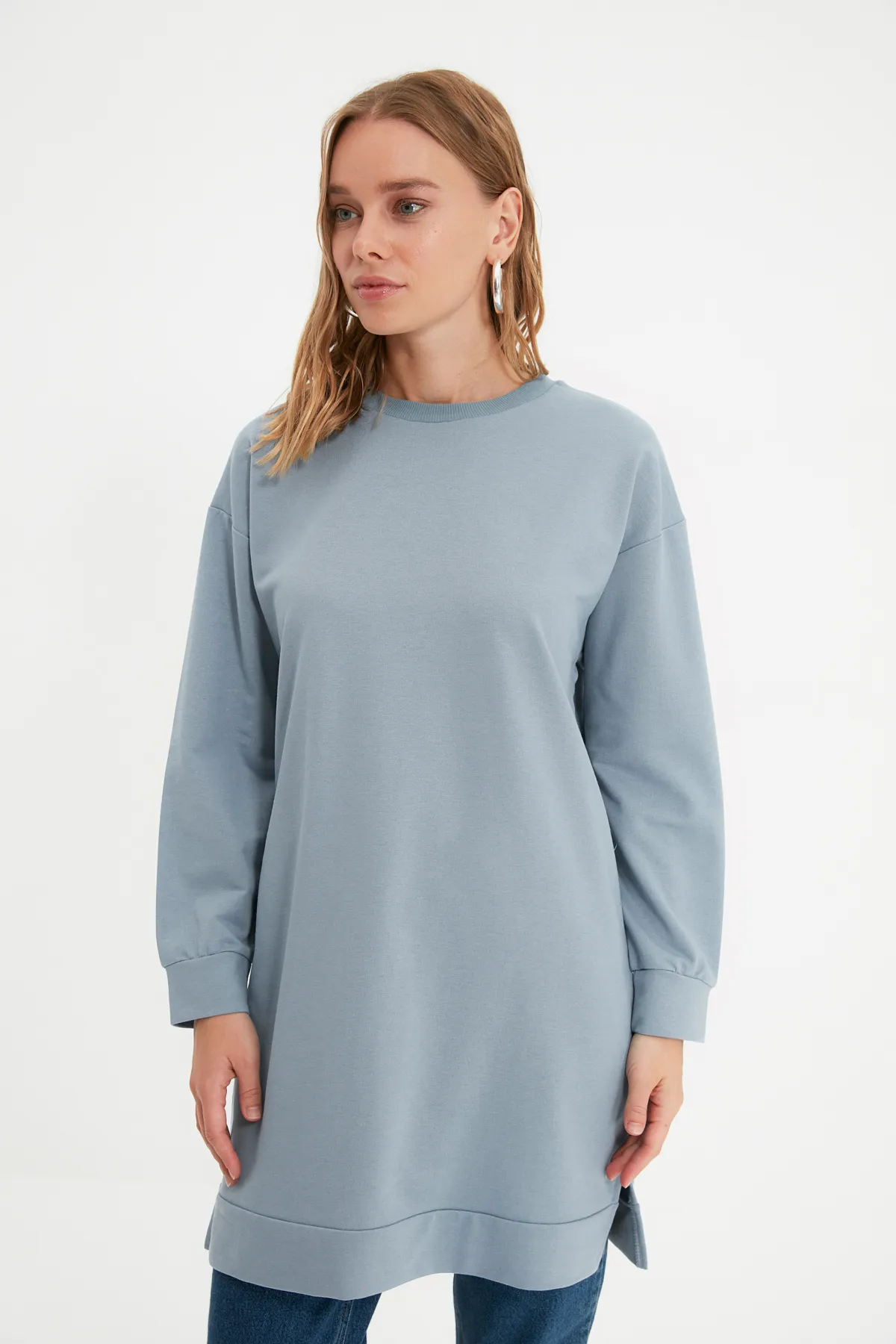Trendyol Modest  Graues Basic-Strick-Sweatshirt mit Rundhalsausschnitt und Schlitz und detailliertem Ausschnitt TCTAW22TW0138