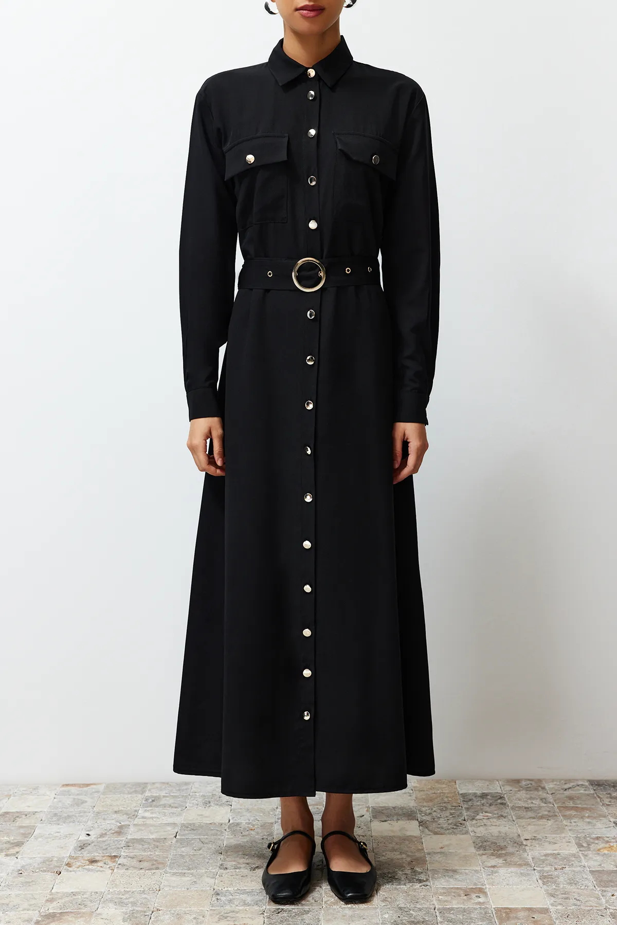 Trendyol Modest  Schwarzes, gewebtes Hemdblusenkleid mit goldenen Knöpfen TCTSS24EB00132