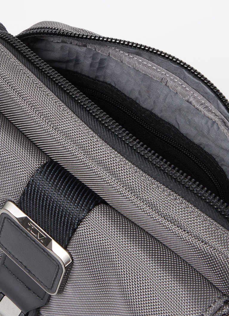 Tumi Alpha Bravo Junior -olkalaukku säädettävällä olkahihnalla