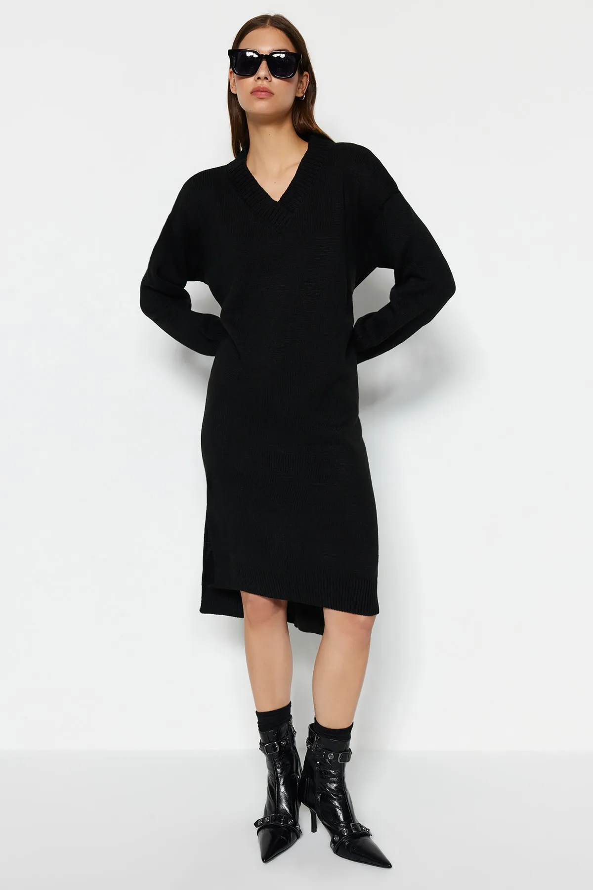 Trendyol Collection  Schwarzes Maxi-Strickkleid mit V-Ausschnitt TWOAW23EL00642