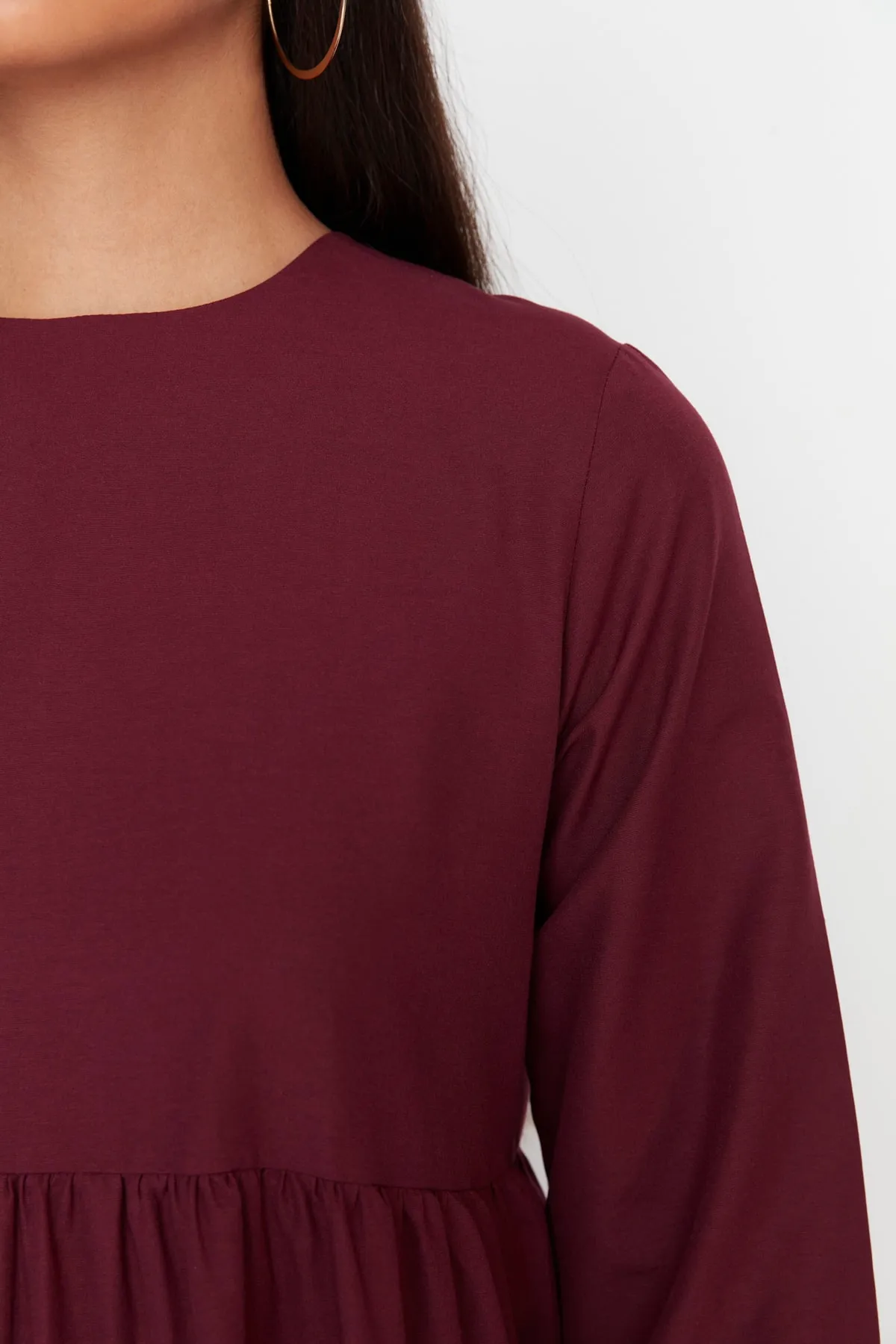 Trendyol Modest  Pflaumenfarbenes, gewebtes Kleid aus Baumwolle mit weitem Schnitt und Raffung TCTSS21EL3406
