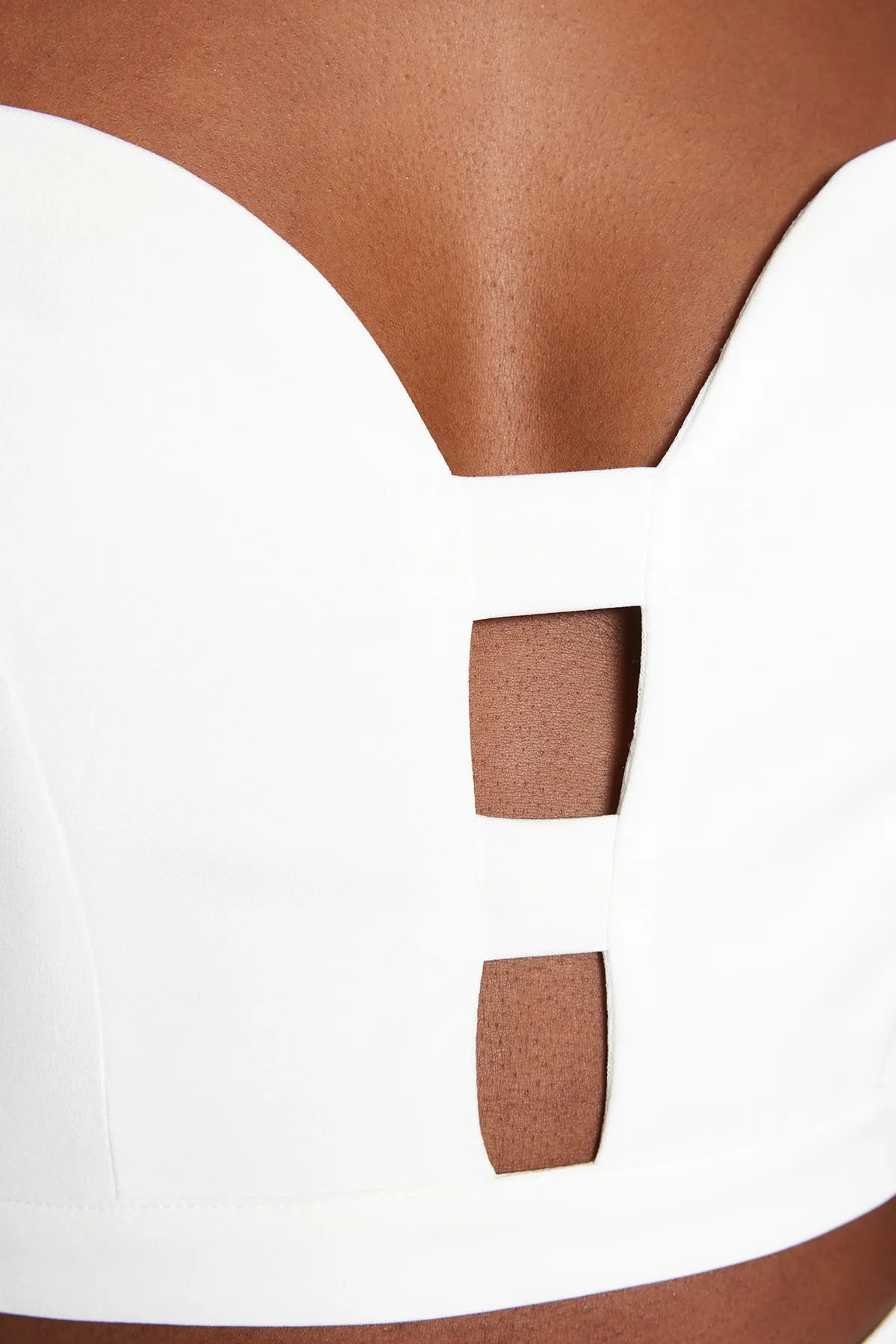 Trendyol Collection  Ecrufarbenes, bauchfreies Bustier mit gewebtem Fenster/Ausschnitt-Detail TPRSS23BS00078