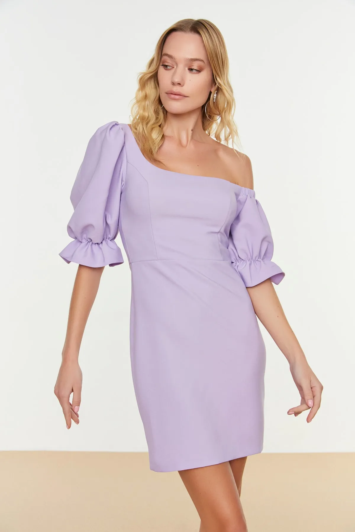 Trendyol Collection  Fliederfarbenes, figurbetontes, gefüttertes, elegantes Abendkleid aus Popeline TPRSS21EL2105