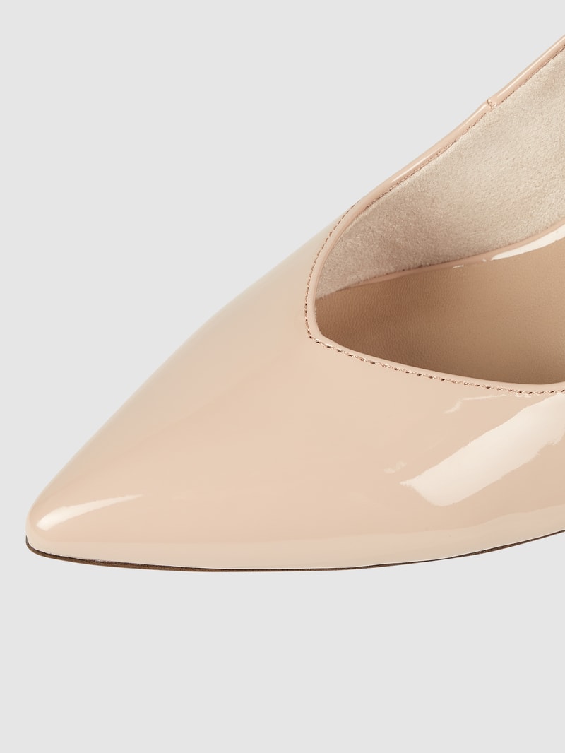 Pumps in Lack-Optik in beige