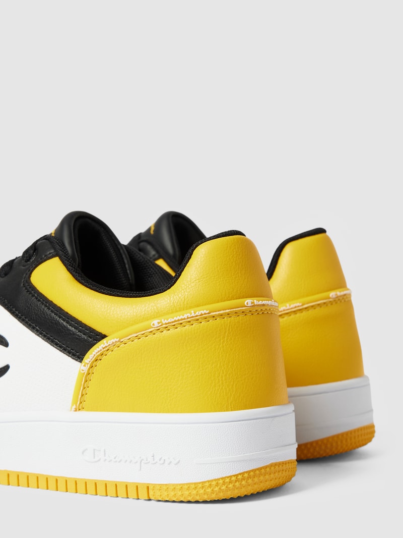 Sneaker mit Label-Detail in gelb