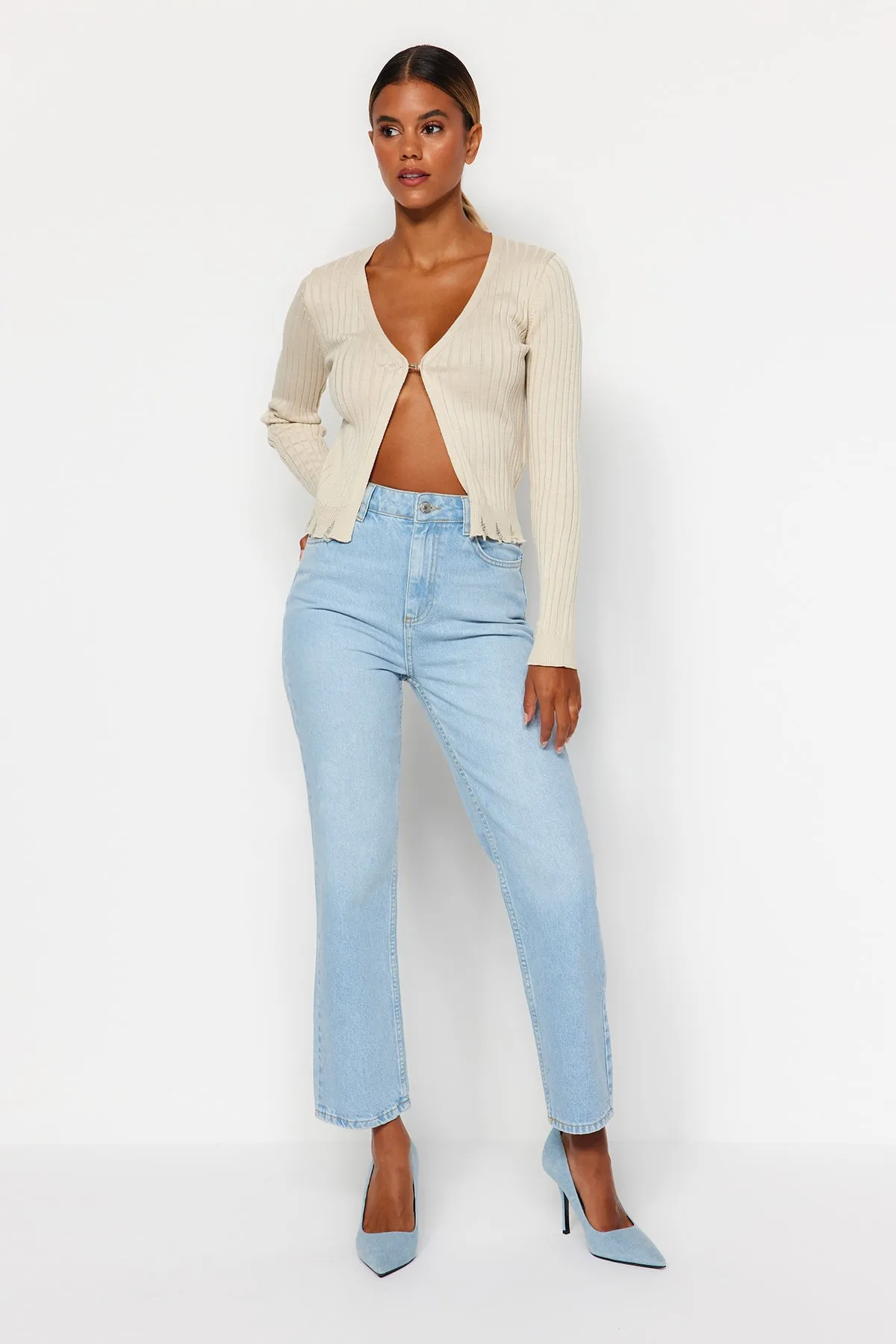 Trendyol Collection  Hellblaue gerade Jeans mit hoher Taille TWOAW24JE00082