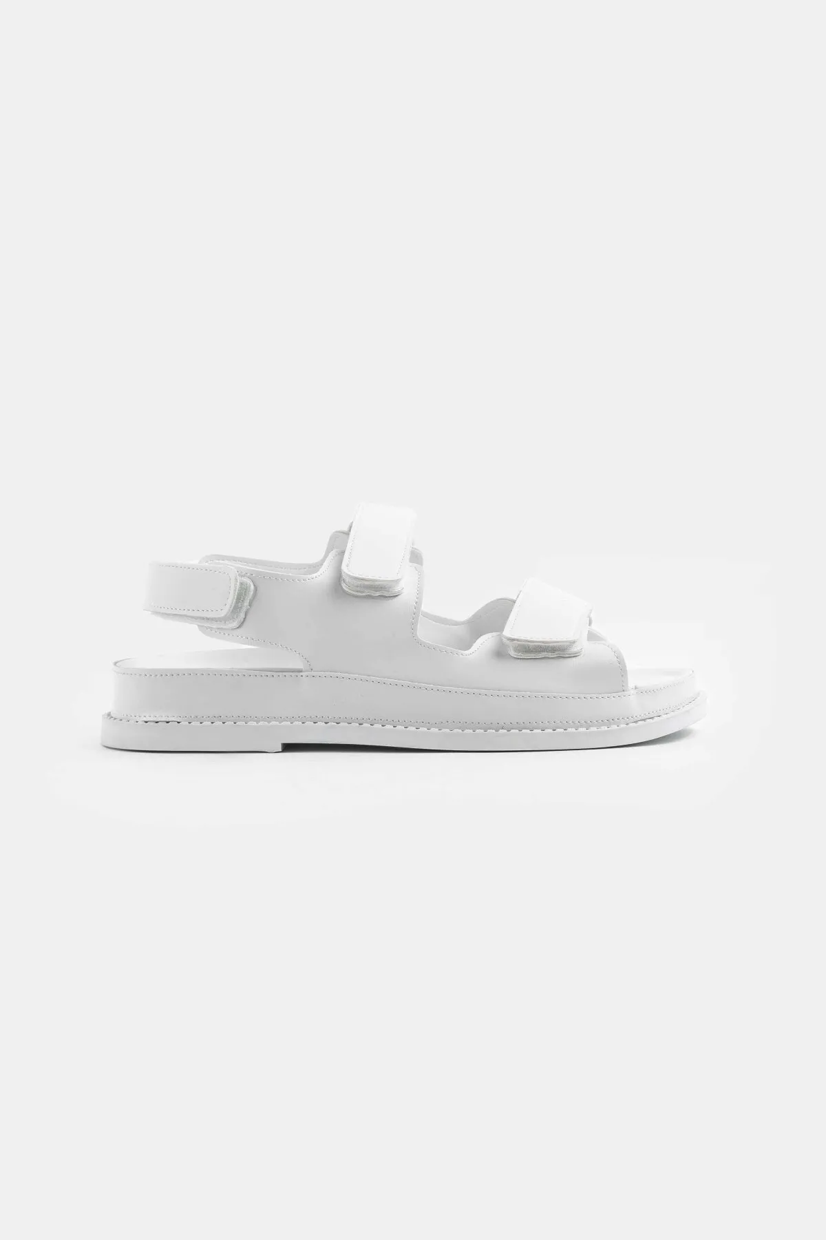NİŞANTAŞI SHOES  Julia Weiße, matte Damensandalen mit Klettverschluss und flacher Sohle