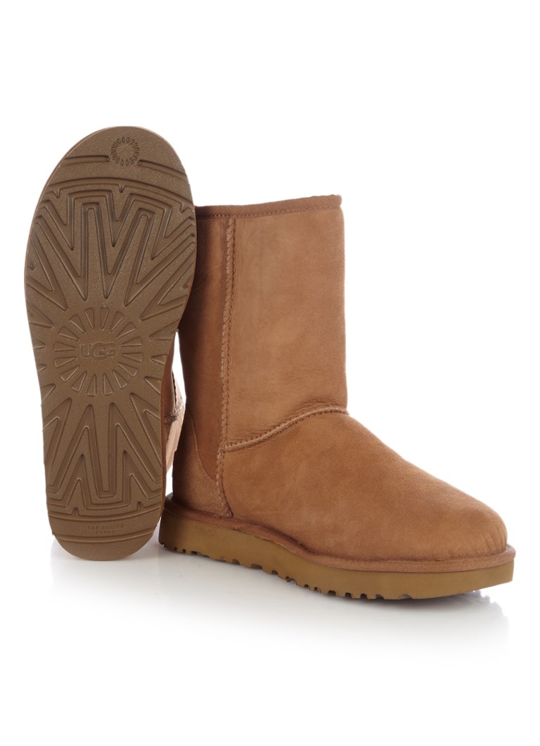 Ghete UGG Classic II, second-hand.