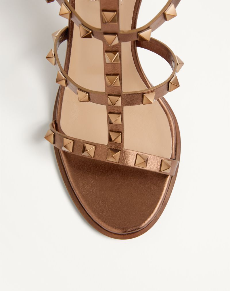 Rockstud sandaal van metallic kalfsleer met 90 mm brede bandjes.