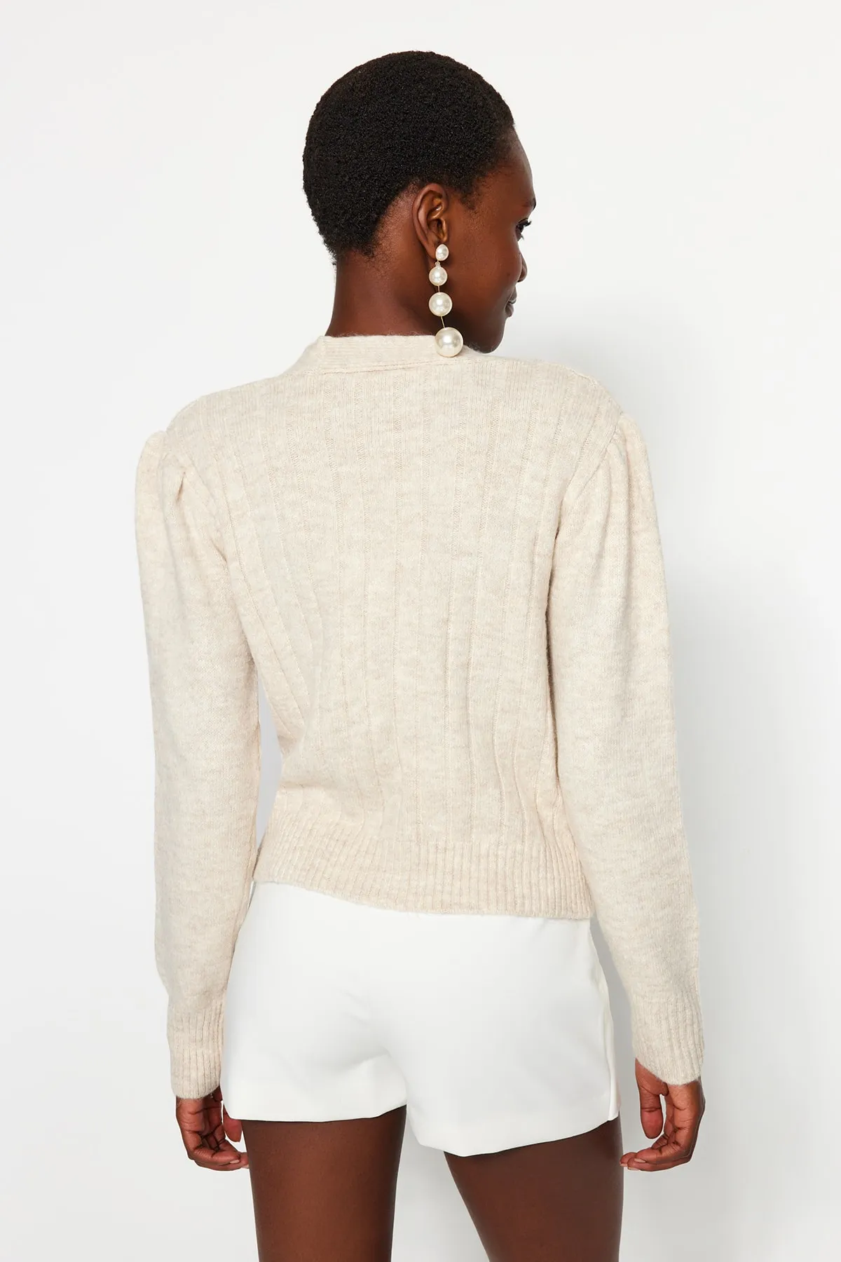 Trendyol Collection  Steinweiche, strukturierte Strickjacke mit Stickerei-Details TWOAW24HI00267