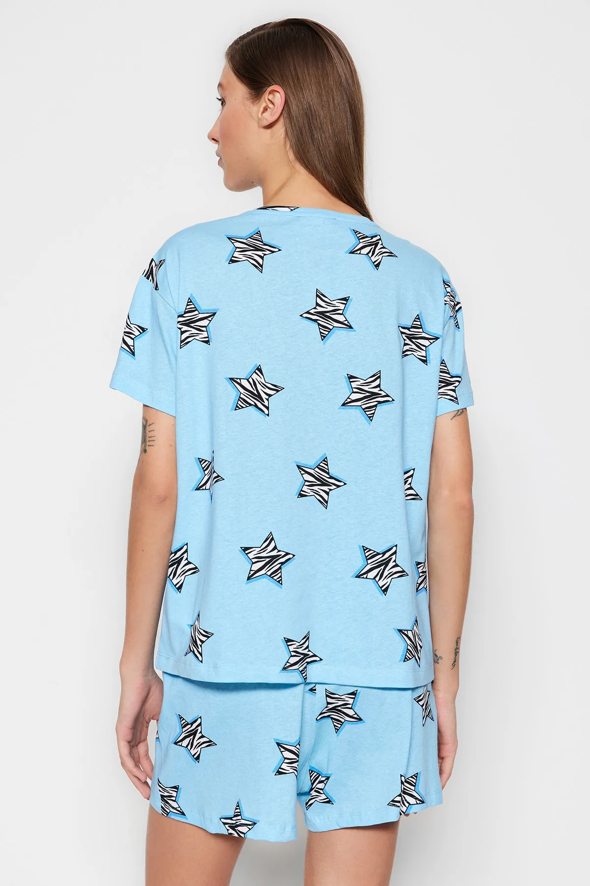 Trendyol Collection  Blaues Strickpyjama-Set mit T-Shirt und Shorts aus 100 % Baumwolle mit Sternmuster THMSS23PT00005