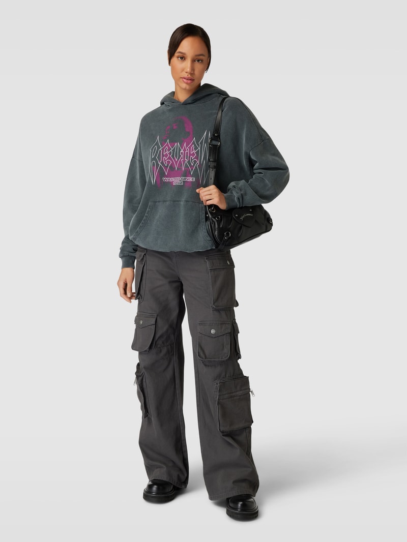 Hoodie mit Label-Print und überschnittenen Schultern in anthrazit