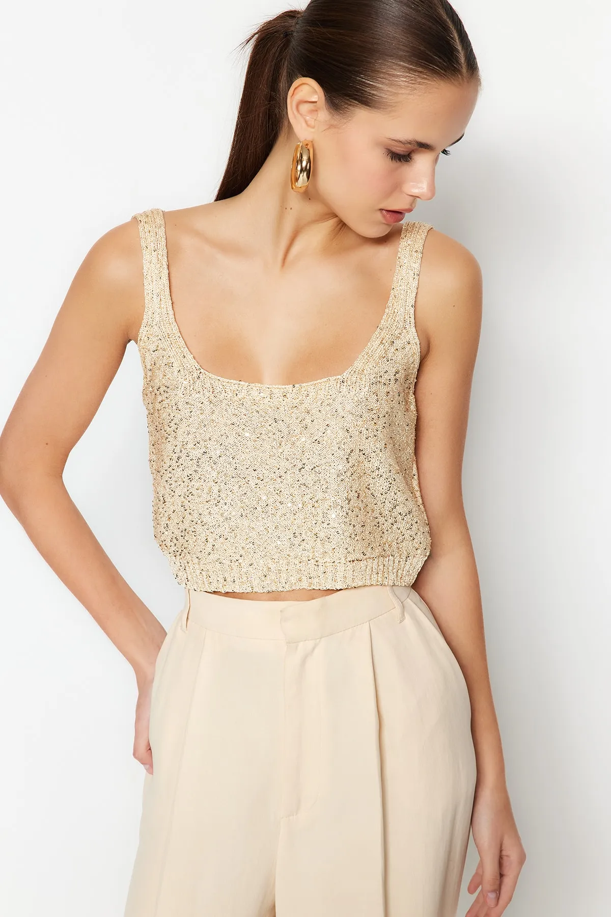 Trendyol Collection  Kamelfarbene, dünne Super-Crop-Strickbluse mit Pailletten TWOSS23BZ00631