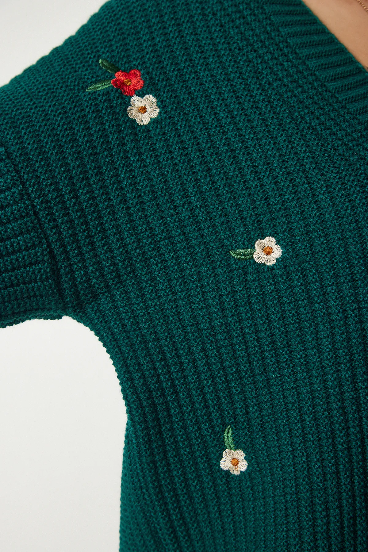 Happiness İstanbul  Smaragdgrüne Strickjacke mit Blumenstickerei und Knöpfen für Damen KG00004