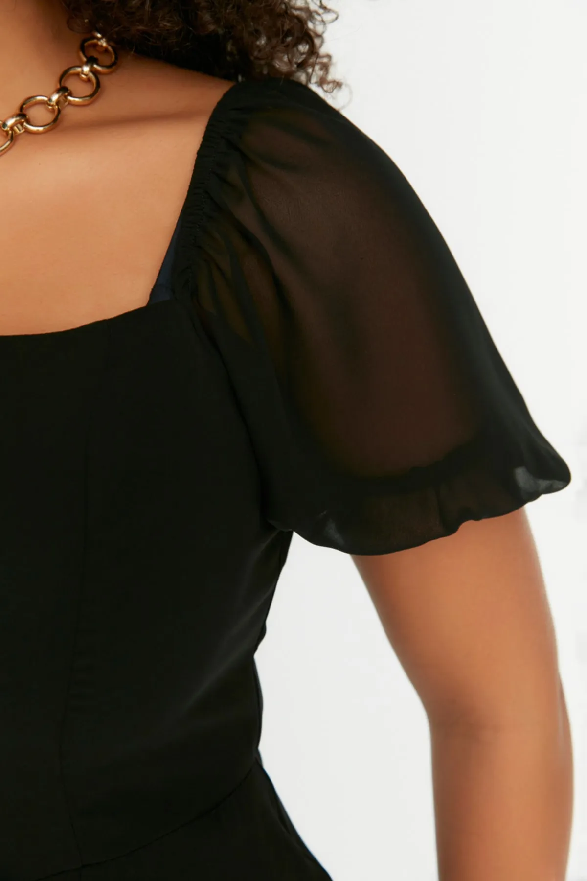 Trendyol Curve  Schwarzes gewebtes Kleid mit Schlitz TBBSS22AH0012