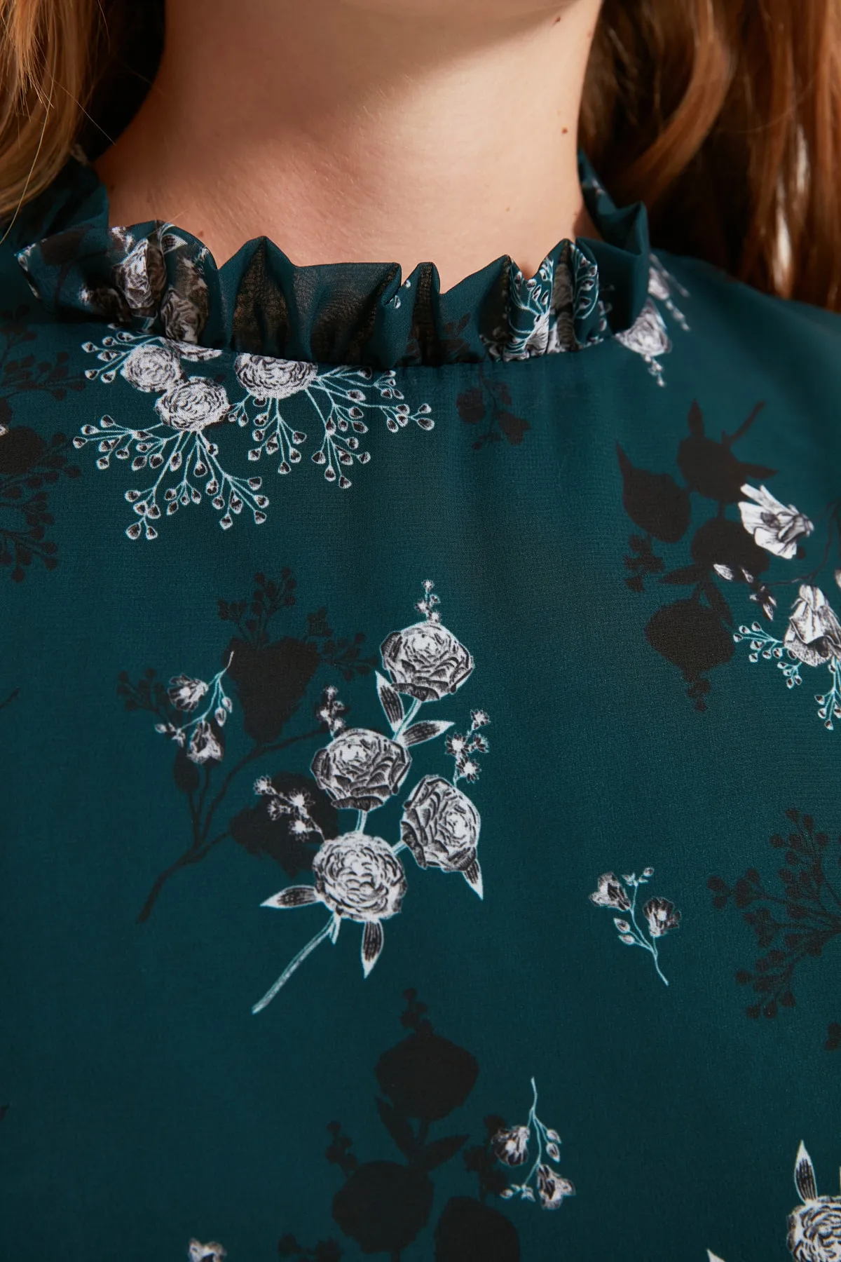 Trendyol Collection  Grünes, geblümtes Mini-Webkleid in A-Linie mit Stehkragen TCLAW19LJ0076