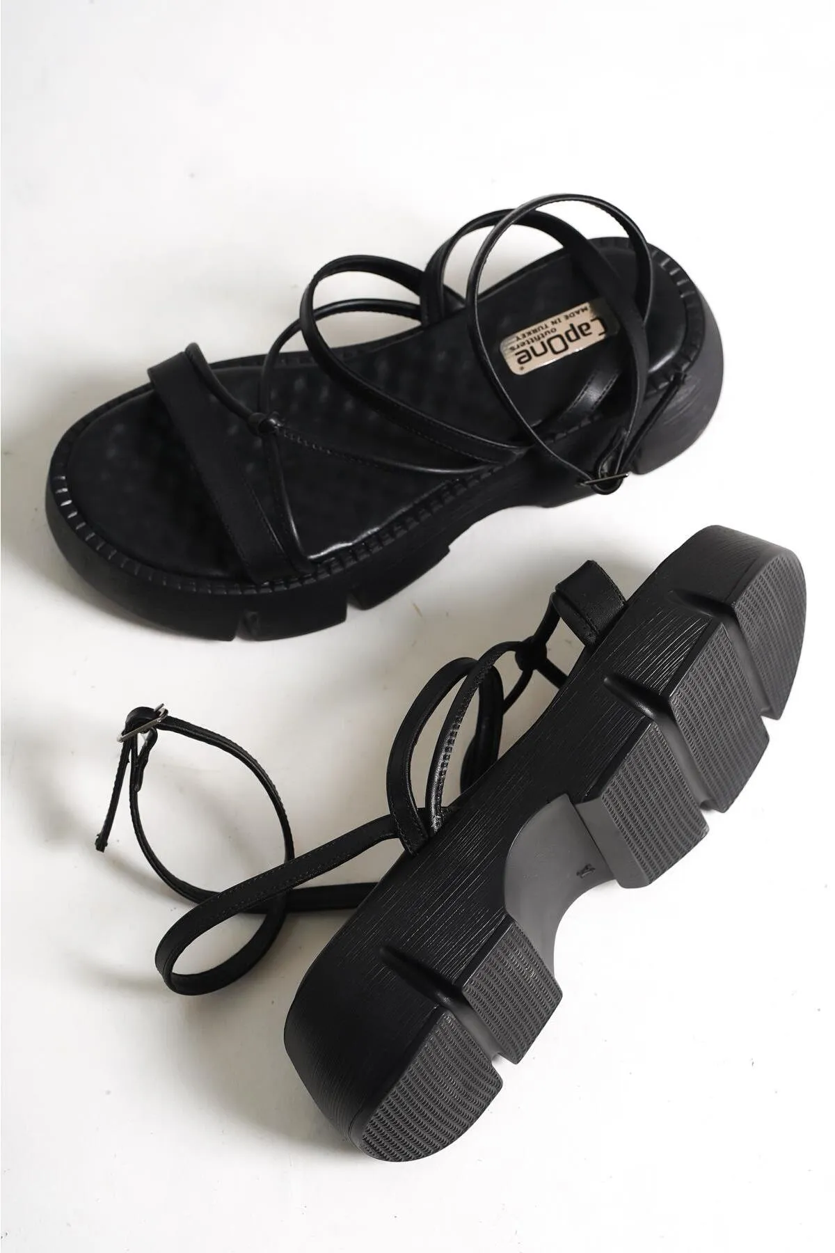 Capone Outfitters  Capone Damen-Sandalen mit dickem Sohlen-Knöchelriemen und bequemer Sohle in Schwarz
