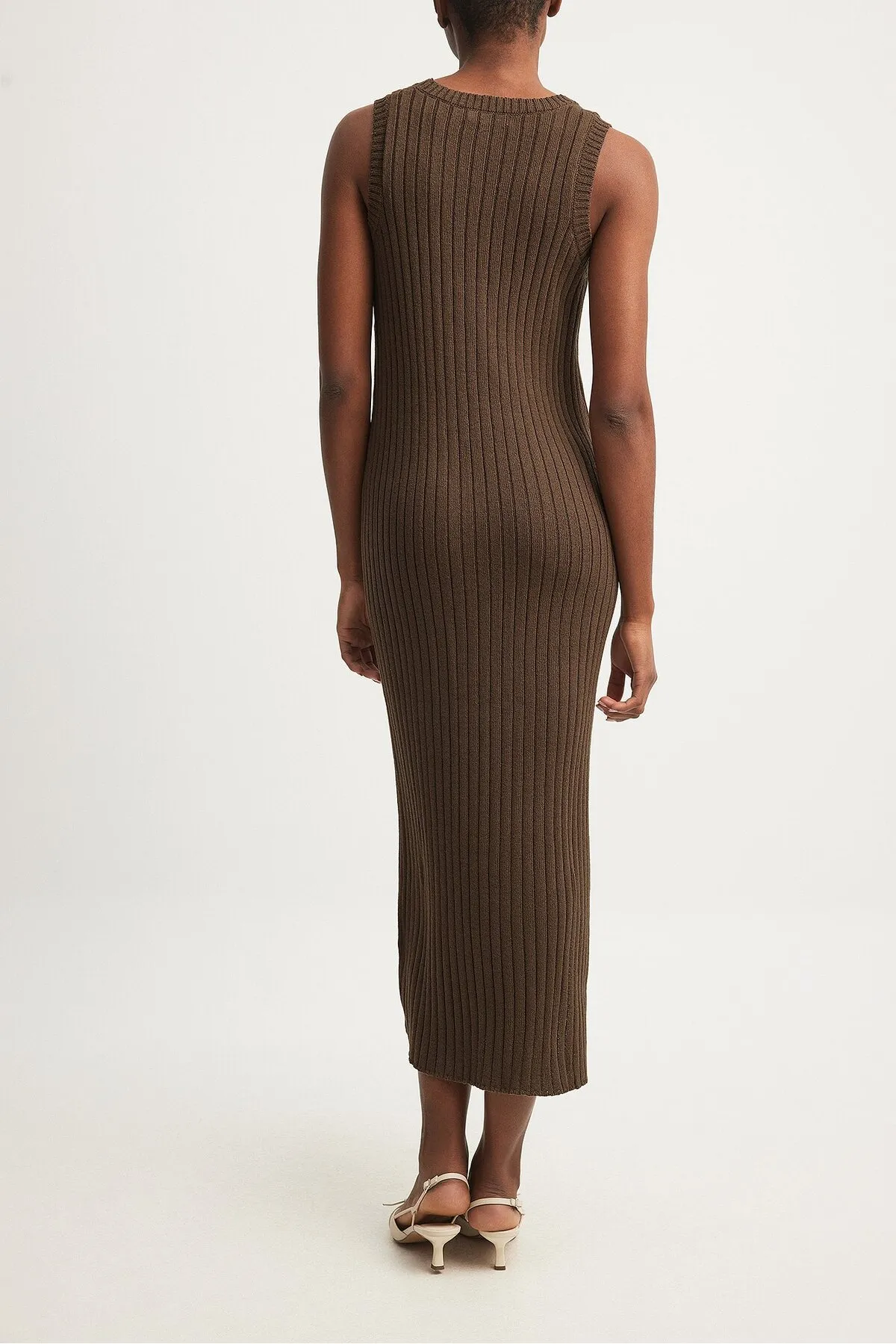 NA-KD  Rippstrick-Midikleid mit V-Ausschnitt