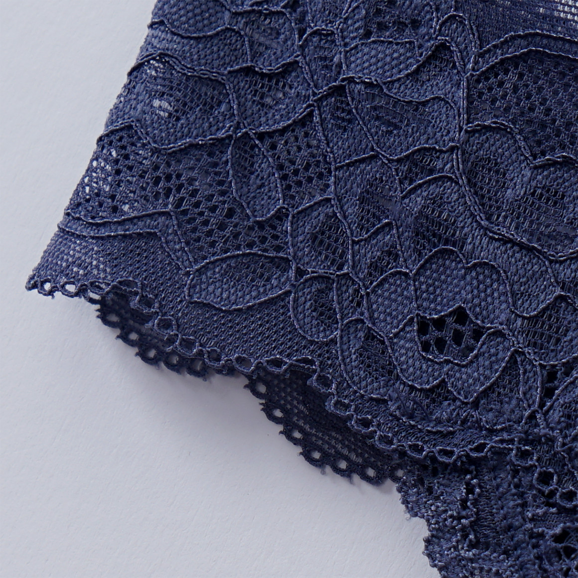 3 Damen Strings mit Spitze