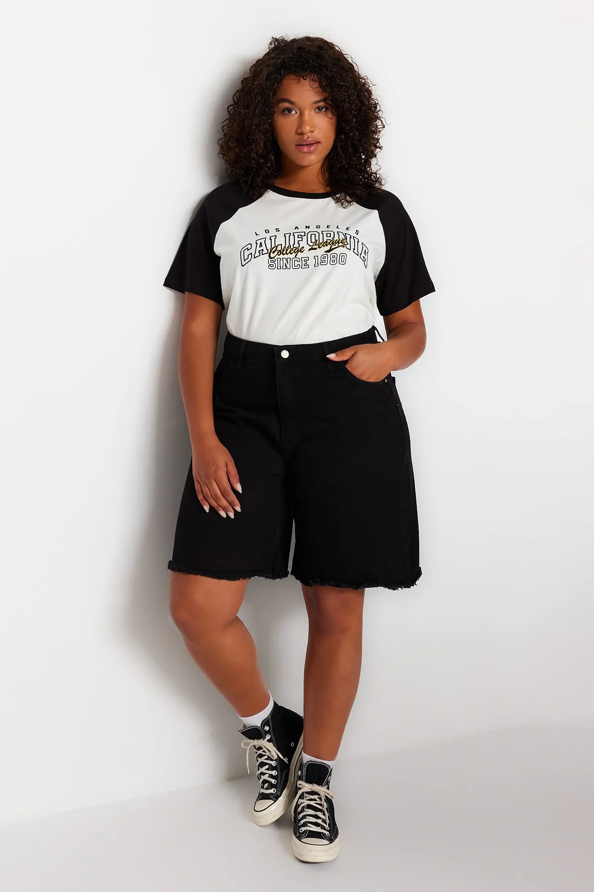 Trendyol Curve  Schwarze Jeansshorts mit hoher Taille und gerader Passform TBBSS22JE00012