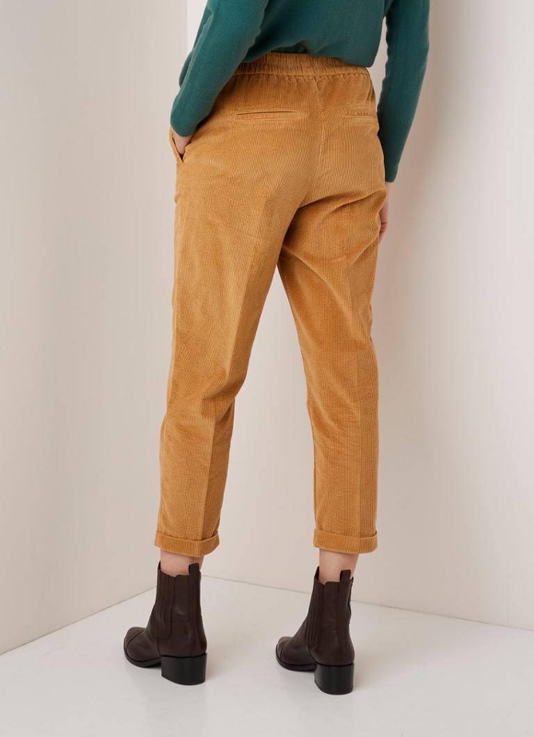 Pantaloni mulați din catifea reiată, cu talie înaltă și croială scurtă pe picior, de la Benetton.