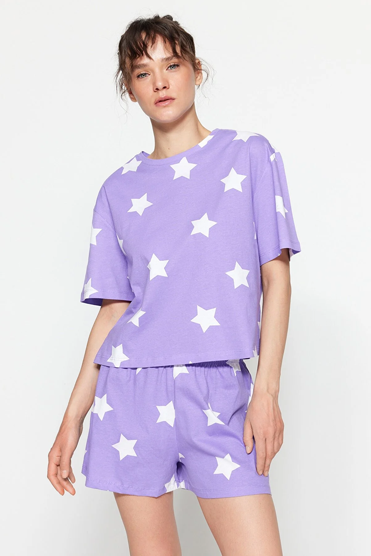 Trendyol Collection  Fliederfarbenes Strickpyjama-Set mit T-Shirt und Shorts aus 100 % Baumwolle mit Sternmuster THMSS22PT0501