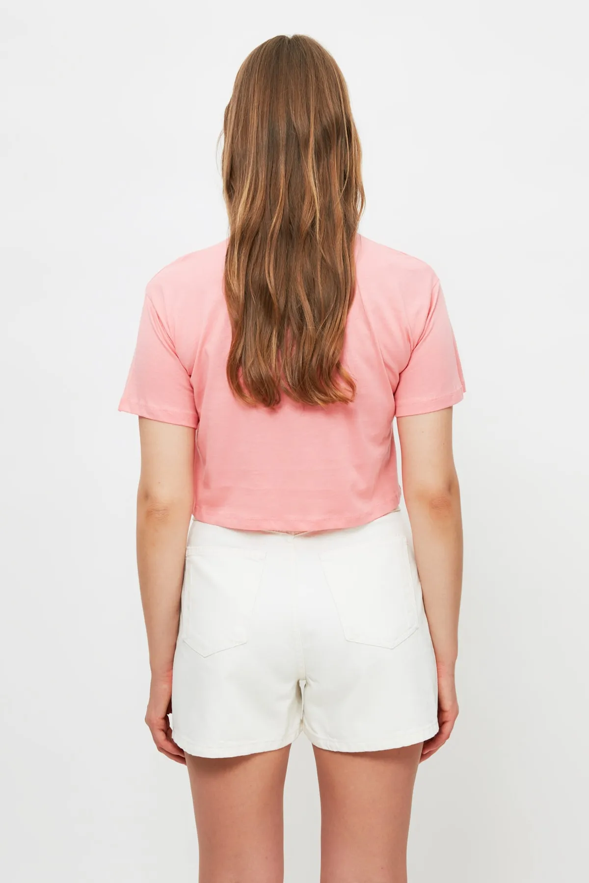 Trendyol Collection  Weiße, nachhaltigere Denim-Shorts mit Falten TWOSS20SR0129