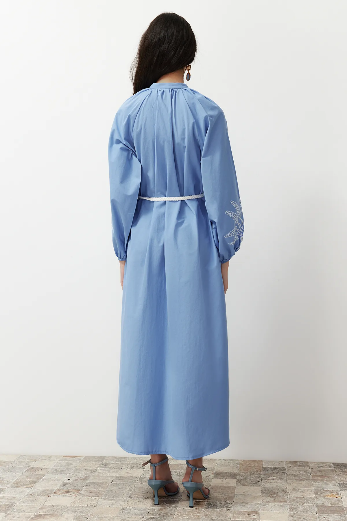 Trendyol Modest  Blaues, ärmelbesticktes / besticktes Kleid mit Ballonärmeln aus Webstoff TCTSS24EB00213