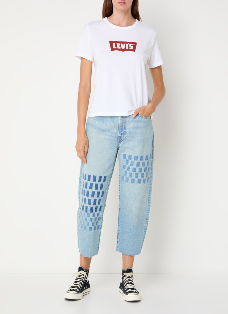 Blugi Levi's Barrel, croială lejeră, croiți, cu talie înaltă, într-o culoare deschisă.