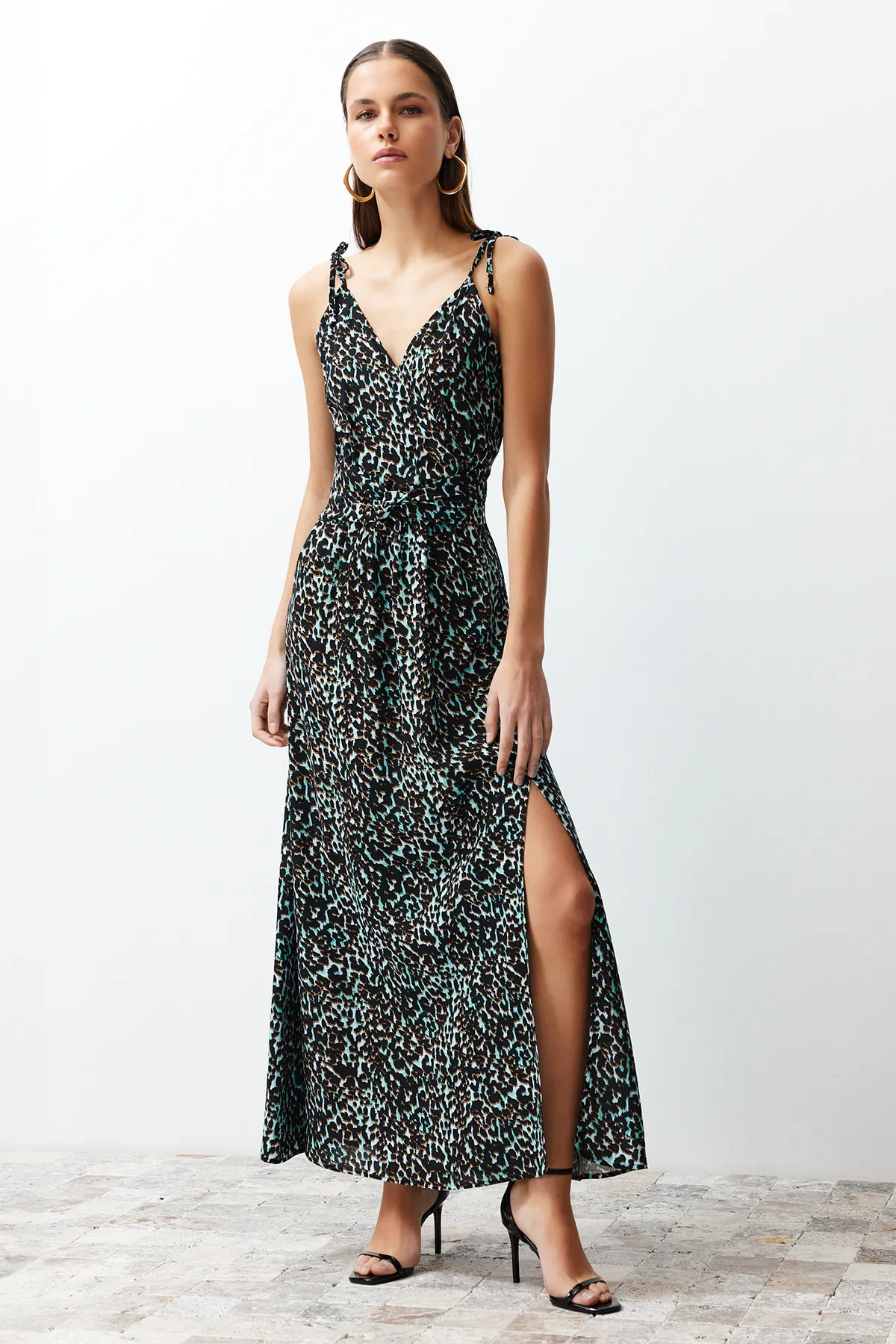 Trendyol Collection  Blaues Maxi-Webkleid mit Leopardenmuster, A-Linien-Schlitz und detailliertem Detail TWOSS23EL01892