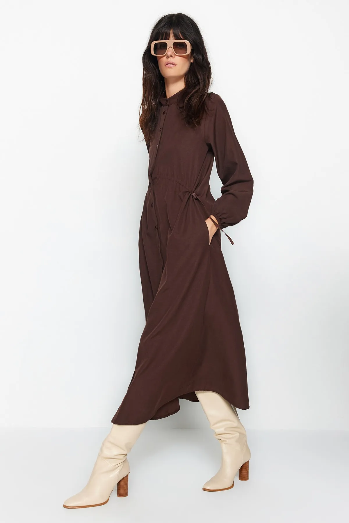 Trendyol Modest  Braunes gewebtes Baumwollkleid mit verstellbaren Taillenstoppern TCTAW24EB00068