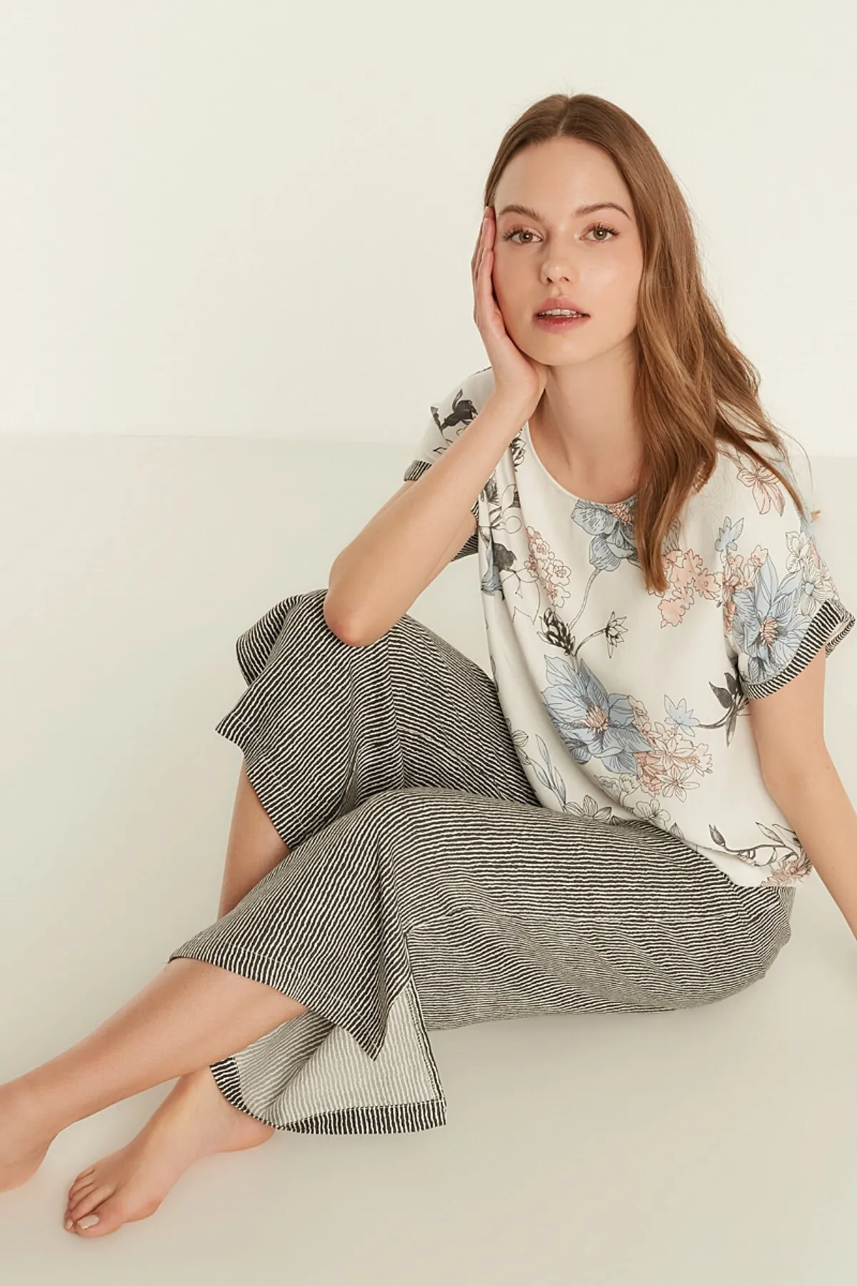 C&City  Gemustertes Kurzarm-Pyjama-Set aus Viskose 9081 Ecru