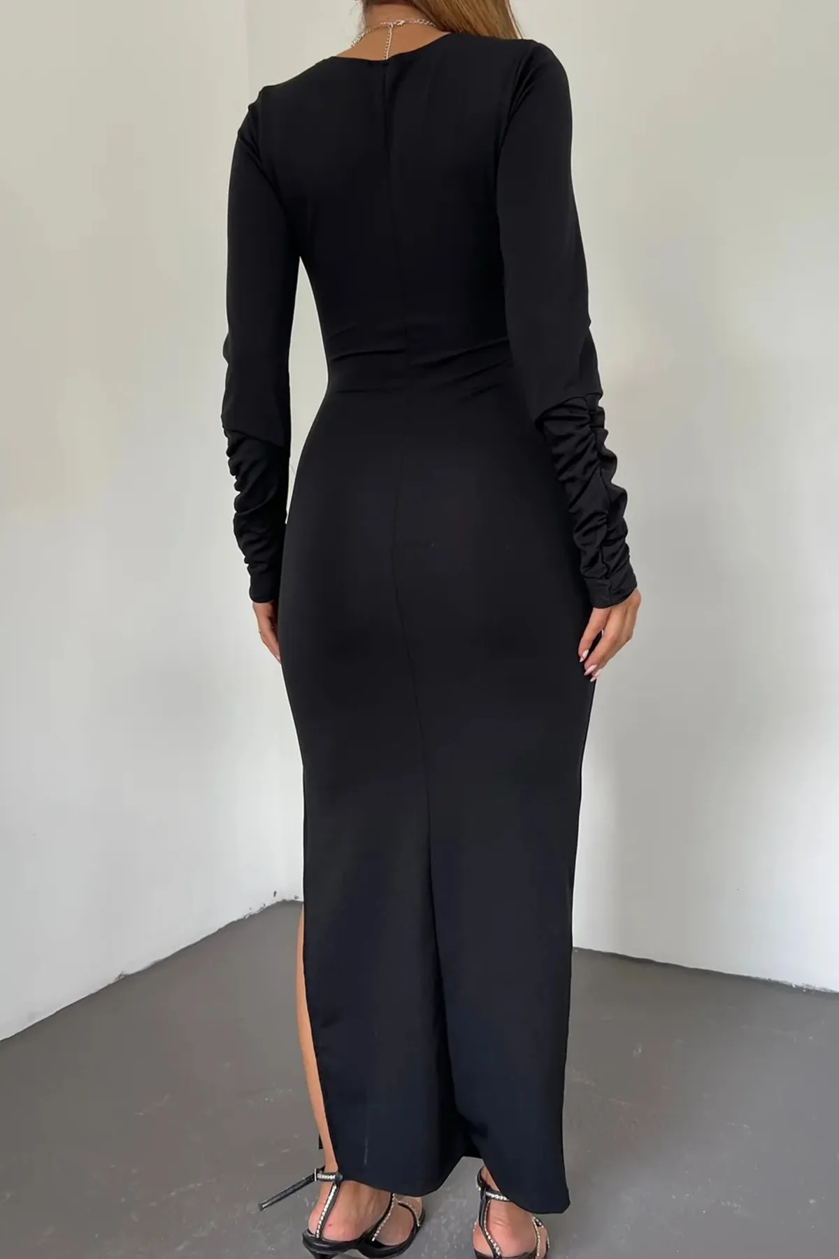 lovebox  Flexibles, tauchertaugliches Stoff-Midi-Abendkleid in Schwarz mit zweireihigem Halsausschnitt, Schlitzdetails, langen Ärmeln und 6031