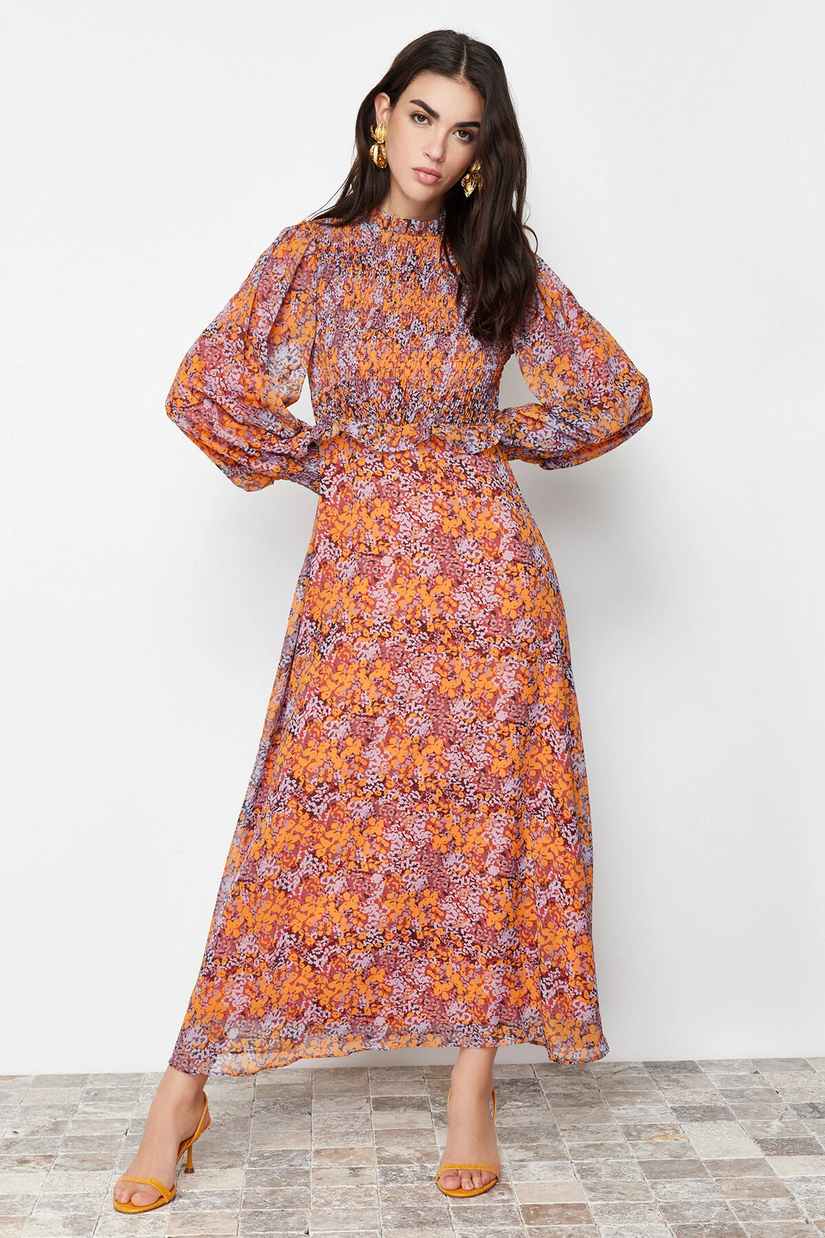 Trendyol Modest  Gefüttertes, florales, gewebtes Kleid mit Rüschen an der Taille TCTSS24EB00068